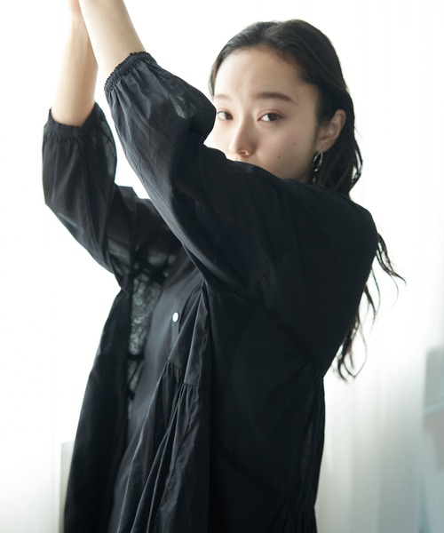 earth music&ecology（アースミュージックアンドエコロジー）の「コットンボイル切替ティアードチュニック（チュニック・レディース・アイボリー/ブラック/ブラウン/ブルー・FREE）」の9枚目の写真