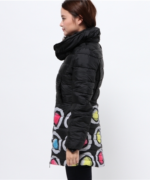 Desigual(デシグアル)の「「Desigual/デシグアル」カラフルドット柄ダウンジャケット(ダウンジャケット/コート・レディース・ブラック・LARGE/X-LARGE/SMALL/XX-LARGE/MEDIUM)」の3枚目の写真