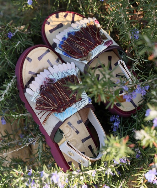 JUCO.（ジュコ）の「フラワーベットサンダル（サンダル・レディース・ボルドー・24.5cm/23.5cm/22.5cm）」の2枚目の写真