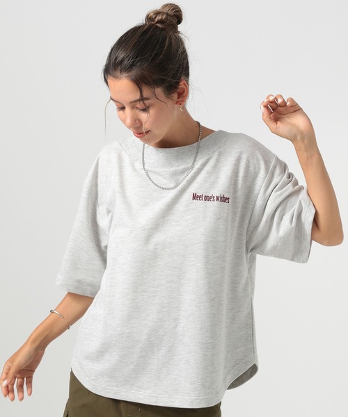 BAYFLOW（ベイフロー）の「[オフショルでも着られる]ワンポイント刺繍5分袖プルオーバー（Tシャツ/カットソー・レディース・チャコール/グレー/ライトブルー・FREE）」の5枚目の写真