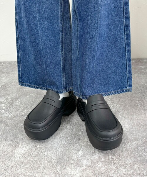 crocs(クロックス)の「【crocs/クロックス】STOMP LOAFER/ストンプ ローファー(ローファー・レディース・ブラック/ホワイト系その他4・23/24)」の2枚目の写真