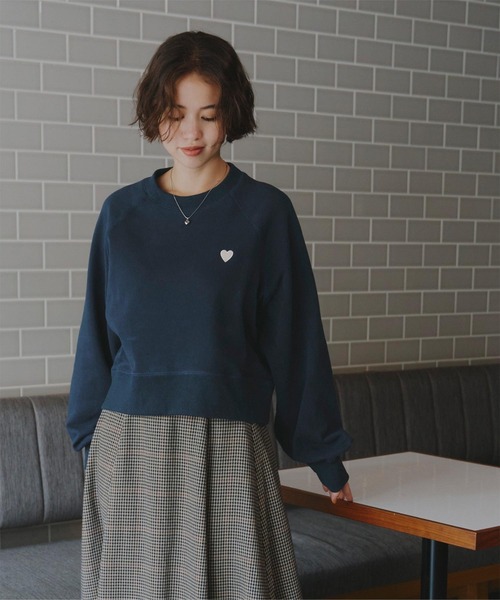 titivate(ティティベイト)の「ハート刺繍ショートスウェットプルオーバー(スウェット・レディース・チャコール/アイボリー/ネイビー・S/M)」の6枚目の写真