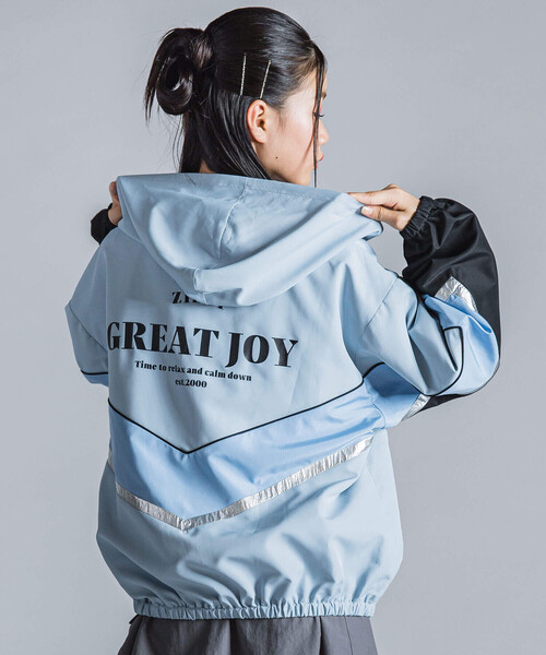 ZIDDY(ジディ)の「シルバーライン切り替えフード付きジップアップブルゾン(130~160cm)(ブルゾン・キッズ・ブラック/ブルー・130cm/FREE/150cm/140cm)」の8枚目の写真