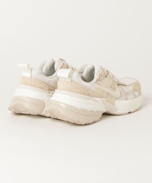 NIKE(ナイキ)の「WMNS V2K RUN(スニーカー・メンズ・ベージュ・23.5cm/24.5cm/23.0cm/24.0cm/25.0cm/22.5cm/25.5cm/26.0cm)」の7枚目の写真