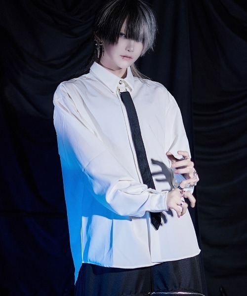 ililil(イルイルイル)の「『ililil/イルイルイル』【ベロアネクタイ付きシャツ】長袖シャツ(シャツ/ブラウス・レディース・ブラック/ホワイト・FREE)」の2枚目の写真