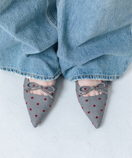 EVOL（イーボル）の「【軽量・柔らかい】ダブルリボンポインテッドパンプス IY5631（パンプス・レディース・ブラック/レオパード/アイボリー/シルバー/ピンク/ブラック系その他/ブラック×ブラック/グレー系その他/ピンク系その他/ベージュ/グレー系その他2/グレー/ライトピンク/ホワイト・25.0cm/24.5cm/24.0cm/23.5cm/23.0cm/22.5cm/22.0cm）」の8枚目の写真