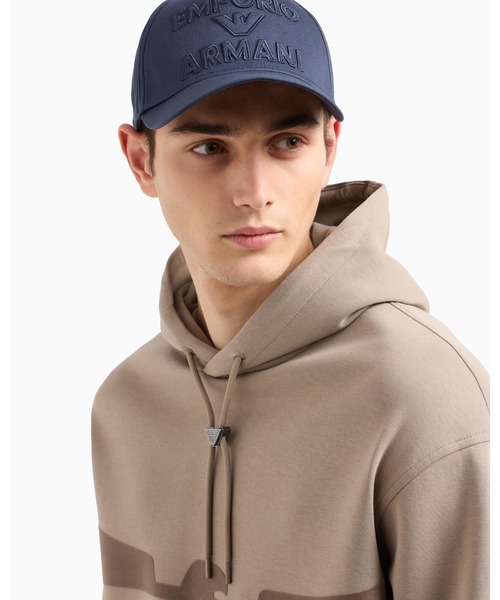 EMPORIO ARMANI(エンポリオアルマーニ)の「【エンポリオ アルマーニ】ベースボールキャップ エンボスロゴ刺繍(キャップ・メンズ・ネイビー/グレイッシュベージュ・FREE)」の4枚目の写真