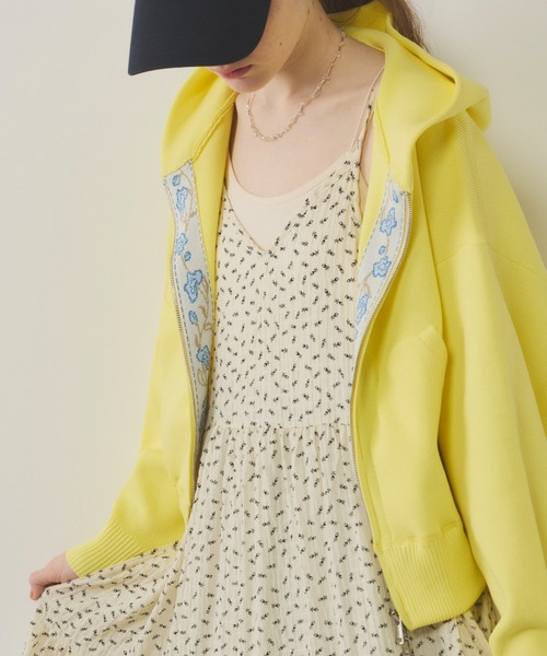 Unitage(ユニテージ)の「小花柄ティアードキャミワンピース(ワンピース・レディース・ブラック/アイボリー/レッド・FREE)」の5枚目の写真