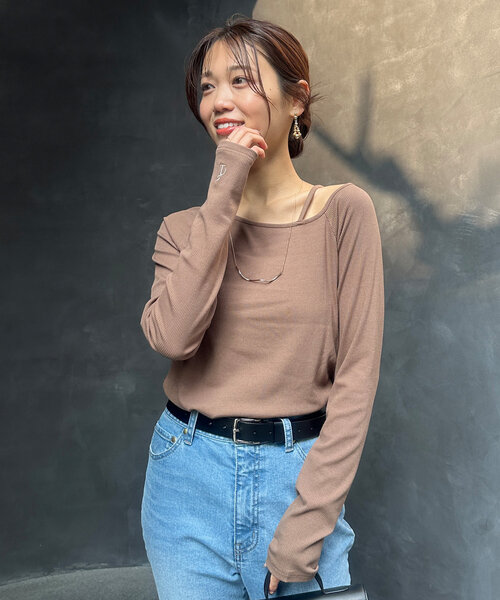Chez toi(シェトワ)の「【ITAMI企画】アシメネックリブロンT(Tシャツ/カットソー・レディース・モカ/オフホワイト・FREE)」の2枚目の写真