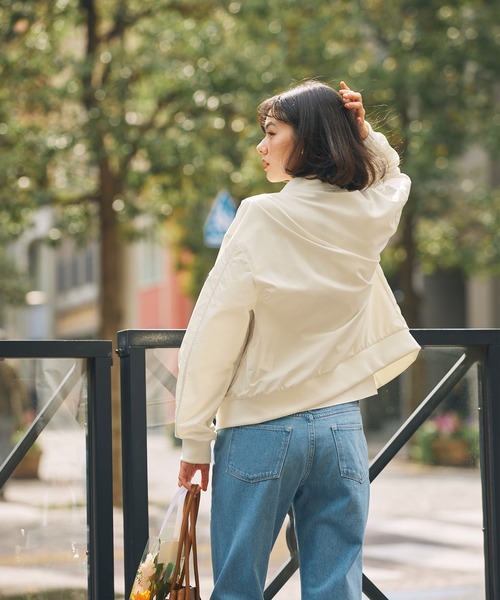 AIGLE（エーグル）の「SOLOTEX UVカット 撥水 ライトウェイト ショート丈MA-1ブルゾン（ブルゾン・レディース・ブラック/ライトブルー/ホワイト・36/38/40）」の8枚目の写真