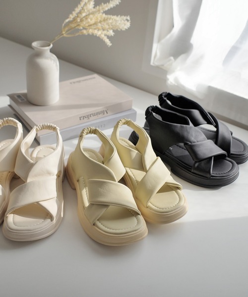 AmiAmi（アミアミ）の「柔らか！スクエアトゥ ゴムストラップ クロスベルト厚底サンダル（サンダル・レディース・イエロー/ブラック/アイボリー・36/37/38/39/40）」の3枚目の写真