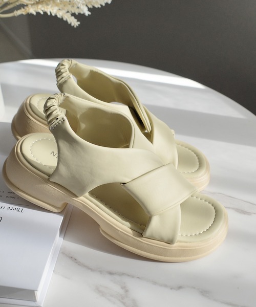 AmiAmi（アミアミ）の「柔らか！スクエアトゥ ゴムストラップ クロスベルト厚底サンダル（サンダル・レディース・イエロー/ブラック/アイボリー・36/37/38/39/40）」の20枚目の写真