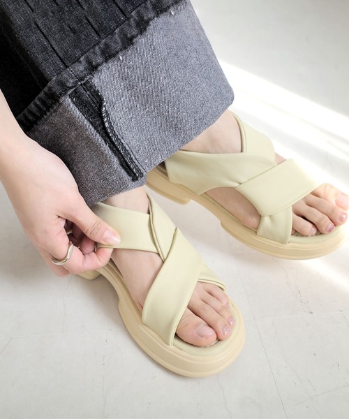 AmiAmi（アミアミ）の「柔らか！スクエアトゥ ゴムストラップ クロスベルト厚底サンダル（サンダル・レディース・イエロー/ブラック/アイボリー・36/37/38/39/40）」の22枚目の写真