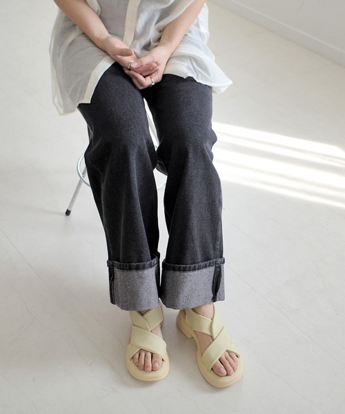 AmiAmi（アミアミ）の「柔らか！スクエアトゥ ゴムストラップ クロスベルト厚底サンダル（サンダル・レディース・イエロー/ブラック/アイボリー・36/37/38/39/40）」の21枚目の写真