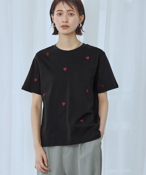 Ampirula(アンピルーラ)の「ハート刺繍Tシャツ(Tシャツ/カットソー・レディース・イエロー/ホワイト/ブラック・FREE)」の1枚目の写真