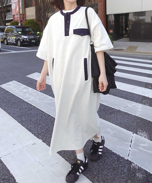 CORNERS(コーナーズ)の「スウェットヘンリーネックワンピース(ワンピース・レディース・オートミール/ネイビー/ブラック×カーキ/ベージュ系/ブラック・M/L)」の19枚目の写真