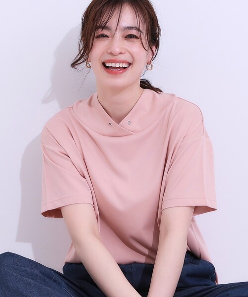 DRESKIP（ドレスキップ）の「【高レビュー/ひんやり/UV】アウトスタイルもサマになる さらさら抜け襟Tシャツ（Tシャツ/カットソー・レディース・ベージュ/ピンク系/チャコールグレー/ライトブルー・01/02/03/04）」の4枚目の写真