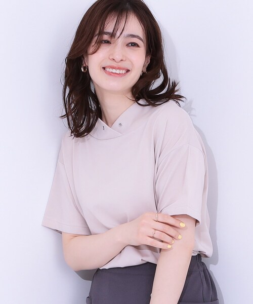 DRESKIP（ドレスキップ）の「【高レビュー/ひんやり/UV】アウトスタイルもサマになる さらさら抜け襟Tシャツ（Tシャツ/カットソー・レディース・ベージュ/ピンク系/チャコールグレー/ライトブルー・01/02/03/04）」の2枚目の写真