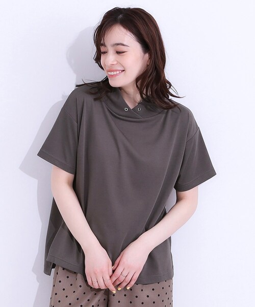 DRESKIP（ドレスキップ）の「【高レビュー/ひんやり/UV】アウトスタイルもサマになる さらさら抜け襟Tシャツ（Tシャツ/カットソー・レディース・ベージュ/ピンク系/チャコールグレー/ライトブルー・01/02/03/04）」の5枚目の写真