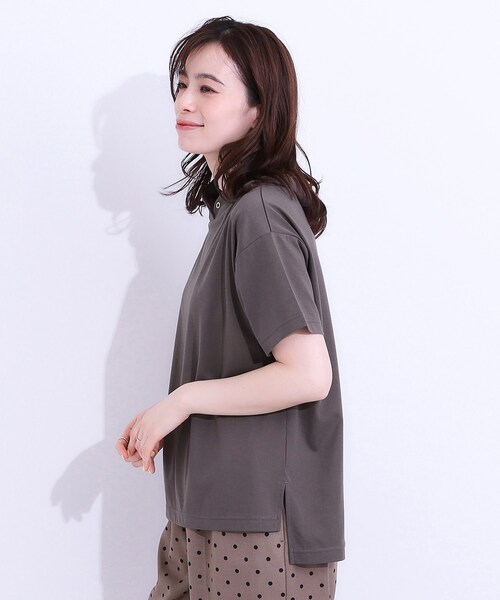 DRESKIP（ドレスキップ）の「【高レビュー/ひんやり/UV】アウトスタイルもサマになる さらさら抜け襟Tシャツ（Tシャツ/カットソー・レディース・ベージュ/ピンク系/チャコールグレー/ライトブルー・01/02/03/04）」の6枚目の写真