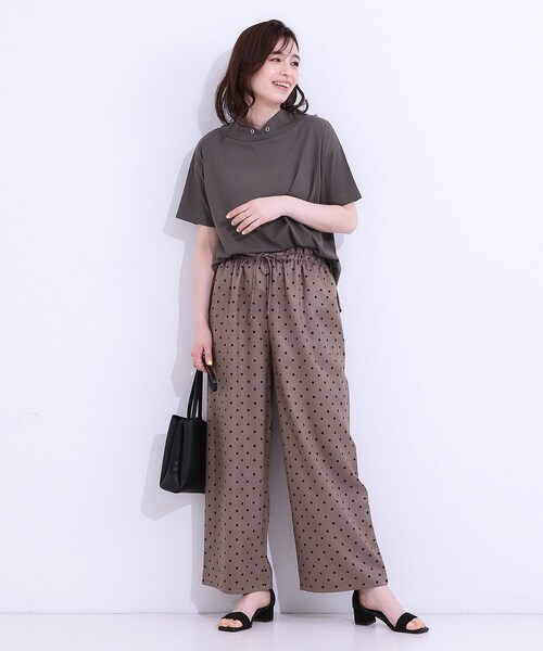 DRESKIP（ドレスキップ）の「【高レビュー/ひんやり/UV】アウトスタイルもサマになる さらさら抜け襟Tシャツ（Tシャツ/カットソー・レディース・ベージュ/ピンク系/チャコールグレー/ライトブルー・01/02/03/04）」の7枚目の写真