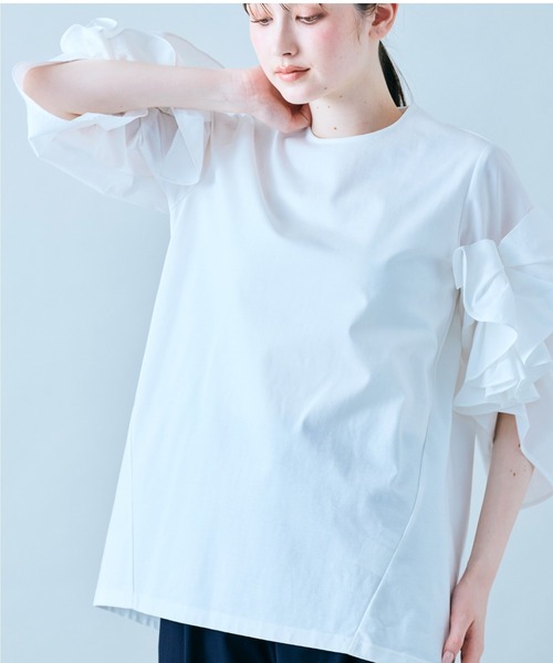 Audie a Muses(オーディアミューズ)の「袖ギャザーフリルブラウス(Tシャツ/カットソー・レディース・ブラック/オフホワイト・42/38)」の2枚目の写真