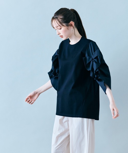 Audie a Muses(オーディアミューズ)の「袖ギャザーフリルブラウス(Tシャツ/カットソー・レディース・ブラック/オフホワイト・42/38)」の1枚目の写真