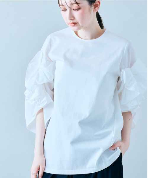 Audie a Muses(オーディアミューズ)の「袖ギャザーフリルブラウス(Tシャツ/カットソー・レディース・ブラック/オフホワイト・42/38)」の4枚目の写真