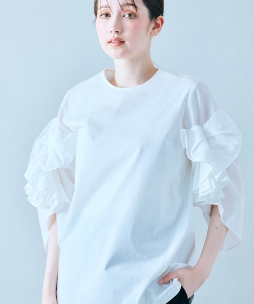 Audie a Muses(オーディアミューズ)の「袖ギャザーフリルブラウス(Tシャツ/カットソー・レディース・ブラック/オフホワイト・42/38)」の5枚目の写真