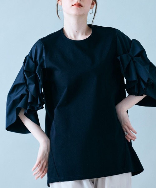 Audie a Muses(オーディアミューズ)の「袖ギャザーフリルブラウス(Tシャツ/カットソー・レディース・ブラック/オフホワイト・42/38)」の13枚目の写真