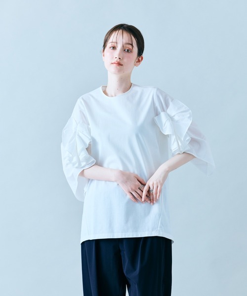 Audie a Muses(オーディアミューズ)の「袖ギャザーフリルブラウス(Tシャツ/カットソー・レディース・ブラック/オフホワイト・42/38)」の7枚目の写真