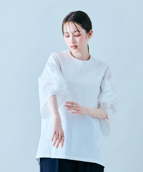 Audie a Muses(オーディアミューズ)の「袖ギャザーフリルブラウス(Tシャツ/カットソー・レディース・ブラック/オフホワイト・42/38)」の6枚目の写真