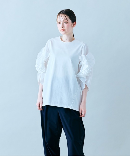 Audie a Muses(オーディアミューズ)の「袖ギャザーフリルブラウス(Tシャツ/カットソー・レディース・ブラック/オフホワイト・42/38)」の8枚目の写真