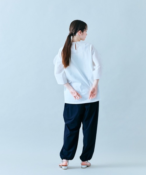 Audie a Muses(オーディアミューズ)の「袖ギャザーフリルブラウス(Tシャツ/カットソー・レディース・ブラック/オフホワイト・42/38)」の10枚目の写真