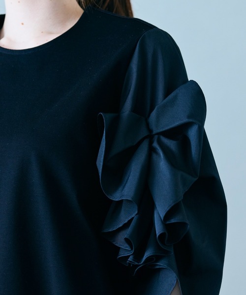 Audie a Muses(オーディアミューズ)の「袖ギャザーフリルブラウス(Tシャツ/カットソー・レディース・ブラック/オフホワイト・42/38)」の12枚目の写真