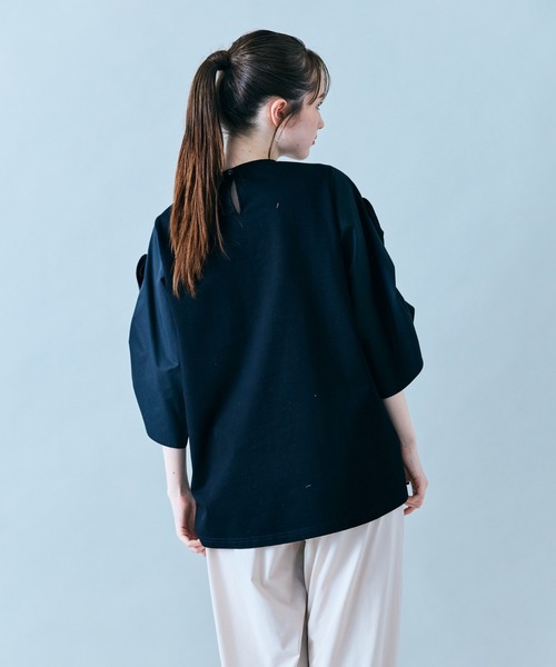 Audie a Muses(オーディアミューズ)の「袖ギャザーフリルブラウス(Tシャツ/カットソー・レディース・ブラック/オフホワイト・42/38)」の17枚目の写真