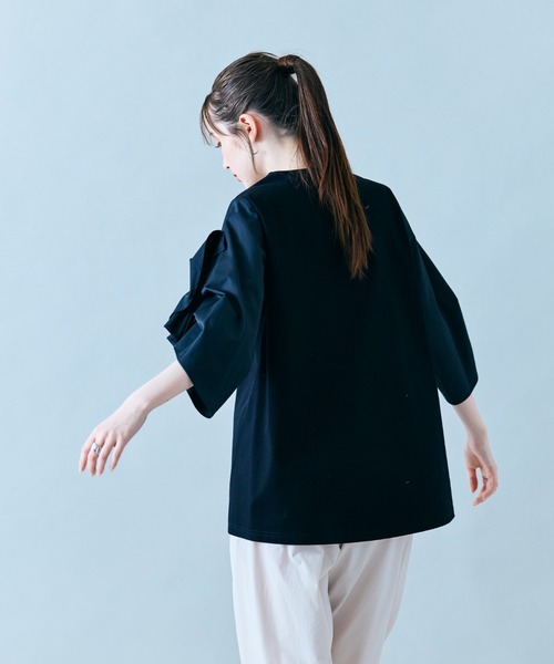Audie a Muses(オーディアミューズ)の「袖ギャザーフリルブラウス(Tシャツ/カットソー・レディース・ブラック/オフホワイト・42/38)」の16枚目の写真