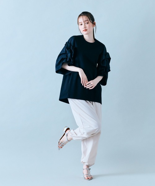 Audie a Muses(オーディアミューズ)の「袖ギャザーフリルブラウス(Tシャツ/カットソー・レディース・ブラック/オフホワイト・42/38)」の18枚目の写真