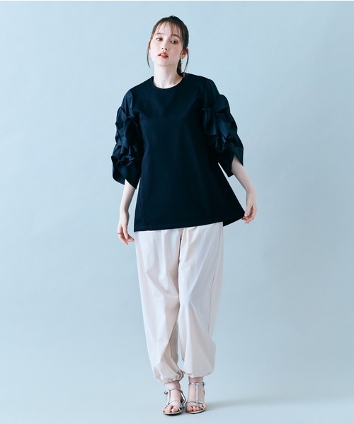 Audie a Muses(オーディアミューズ)の「袖ギャザーフリルブラウス(Tシャツ/カットソー・レディース・ブラック/オフホワイト・42/38)」の19枚目の写真