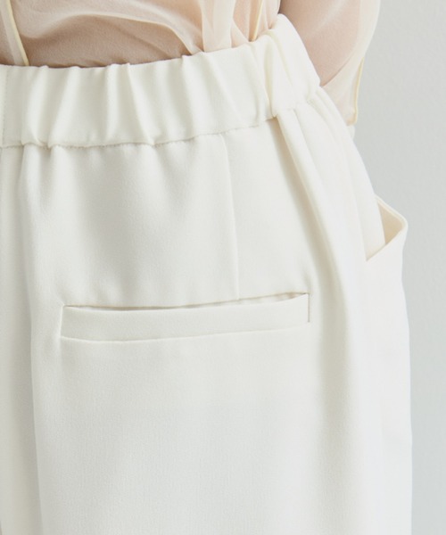 STUDIOUS（ステュディオス）の「【STUDIOUS/ステュディオス】BACK SATIN SIDE SLIT PANTS/バックサテンサイドスリットパンツ（その他パンツ・レディース・ブラック/ホワイト・1/2）」の9枚目の写真