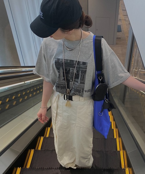 ISOOK(アイスー)の「サイドスリットフォトプリントT(kiharu select) / グラフィック フォトデザイン プリントT クルーネック 半袖 オーバーサイズ ビックシルエット オーバーTシャツ メンズライク モード モノトーン モノクロ ホワイト 白 グレー(Tシャツ/カットソー・レディース・グレー/ホワイト・FREE)」の2枚目の写真