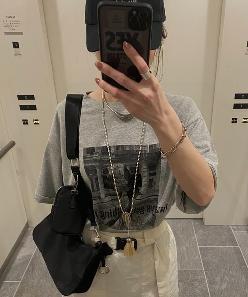 ISOOK(アイスー)の「サイドスリットフォトプリントT(kiharu select) / グラフィック フォトデザイン プリントT クルーネック 半袖 オーバーサイズ ビックシルエット オーバーTシャツ メンズライク モード モノトーン モノクロ ホワイト 白 グレー(Tシャツ/カットソー・レディース・グレー/ホワイト・FREE)」の11枚目の写真
