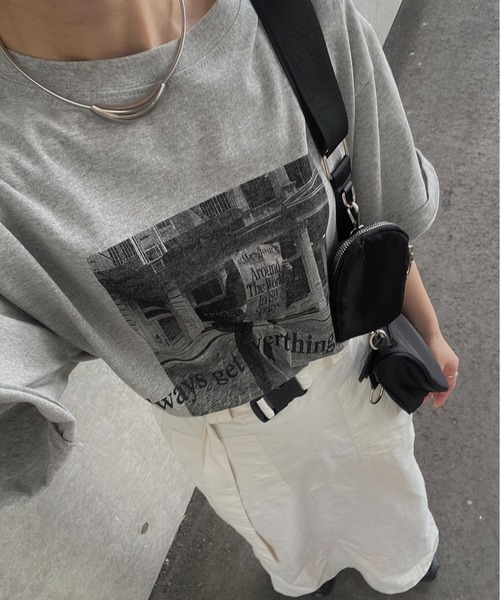ISOOK(アイスー)の「サイドスリットフォトプリントT(kiharu select) / グラフィック フォトデザイン プリントT クルーネック 半袖 オーバーサイズ ビックシルエット オーバーTシャツ メンズライク モード モノトーン モノクロ ホワイト 白 グレー(Tシャツ/カットソー・レディース・グレー/ホワイト・FREE)」の12枚目の写真