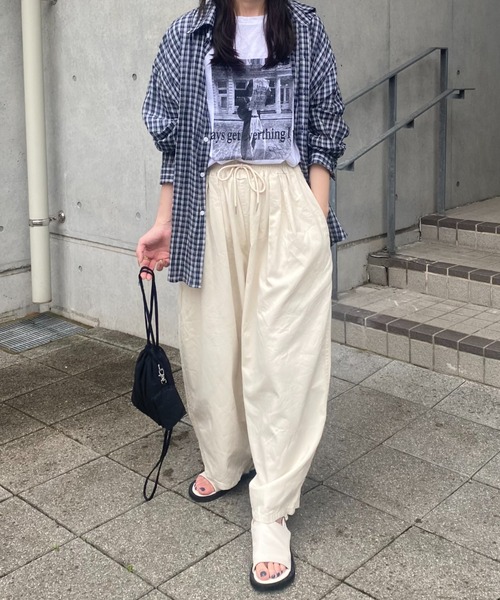 ISOOK(アイスー)の「サイドスリットフォトプリントT(kiharu select) / グラフィック フォトデザイン プリントT クルーネック 半袖 オーバーサイズ ビックシルエット オーバーTシャツ メンズライク モード モノトーン モノクロ ホワイト 白 グレー(Tシャツ/カットソー・レディース・グレー/ホワイト・FREE)」の22枚目の写真