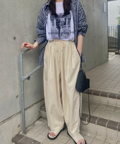 ISOOK(アイスー)の「サイドスリットフォトプリントT(kiharu select) / グラフィック フォトデザイン プリントT クルーネック 半袖 オーバーサイズ ビックシルエット オーバーTシャツ メンズライク モード モノトーン モノクロ ホワイト 白 グレー(Tシャツ/カットソー・レディース・グレー/ホワイト・FREE)」の19枚目の写真
