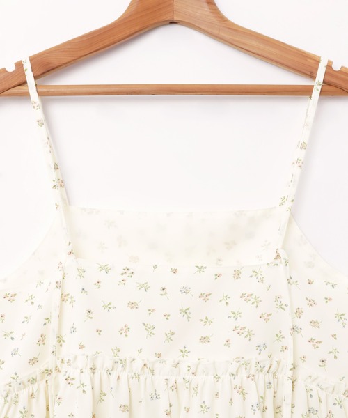 Freesia by andme(フリージアバイアンドミー)の「小花柄ペプラムキャミソールトップス(キャミソール・レディース・オフホワイト/ブラック・M)」の15枚目の写真