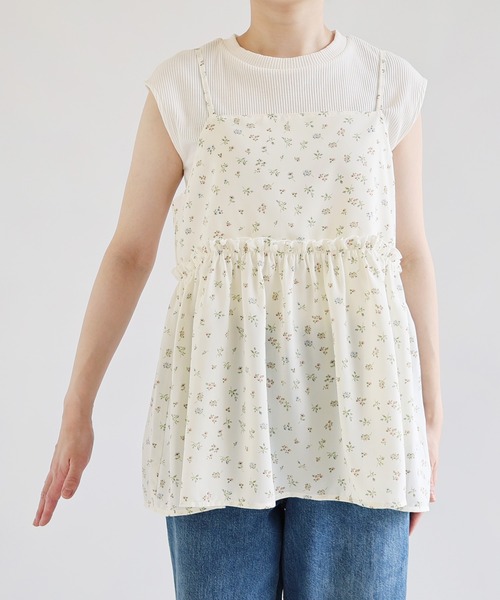 Freesia by andme(フリージアバイアンドミー)の「小花柄ペプラムキャミソールトップス(キャミソール・レディース・オフホワイト/ブラック・M)」の3枚目の写真