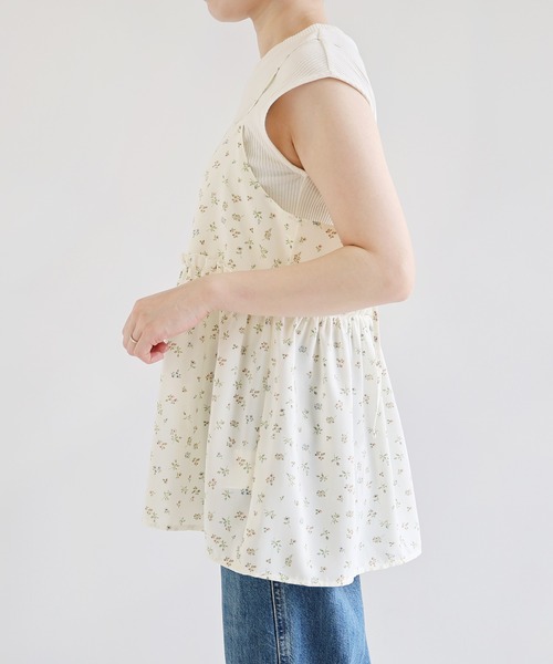 Freesia by andme(フリージアバイアンドミー)の「小花柄ペプラムキャミソールトップス(キャミソール・レディース・オフホワイト/ブラック・M)」の4枚目の写真
