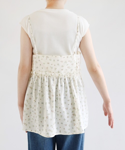 Freesia by andme(フリージアバイアンドミー)の「小花柄ペプラムキャミソールトップス(キャミソール・レディース・オフホワイト/ブラック・M)」の5枚目の写真