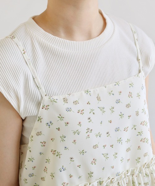Freesia by andme(フリージアバイアンドミー)の「小花柄ペプラムキャミソールトップス(キャミソール・レディース・オフホワイト/ブラック・M)」の6枚目の写真